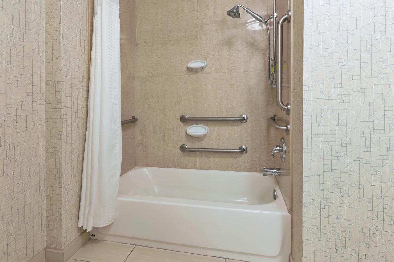 Holiday Inn Express Hotel & Suites Warminster-Horsham By Ihg Стая снимка