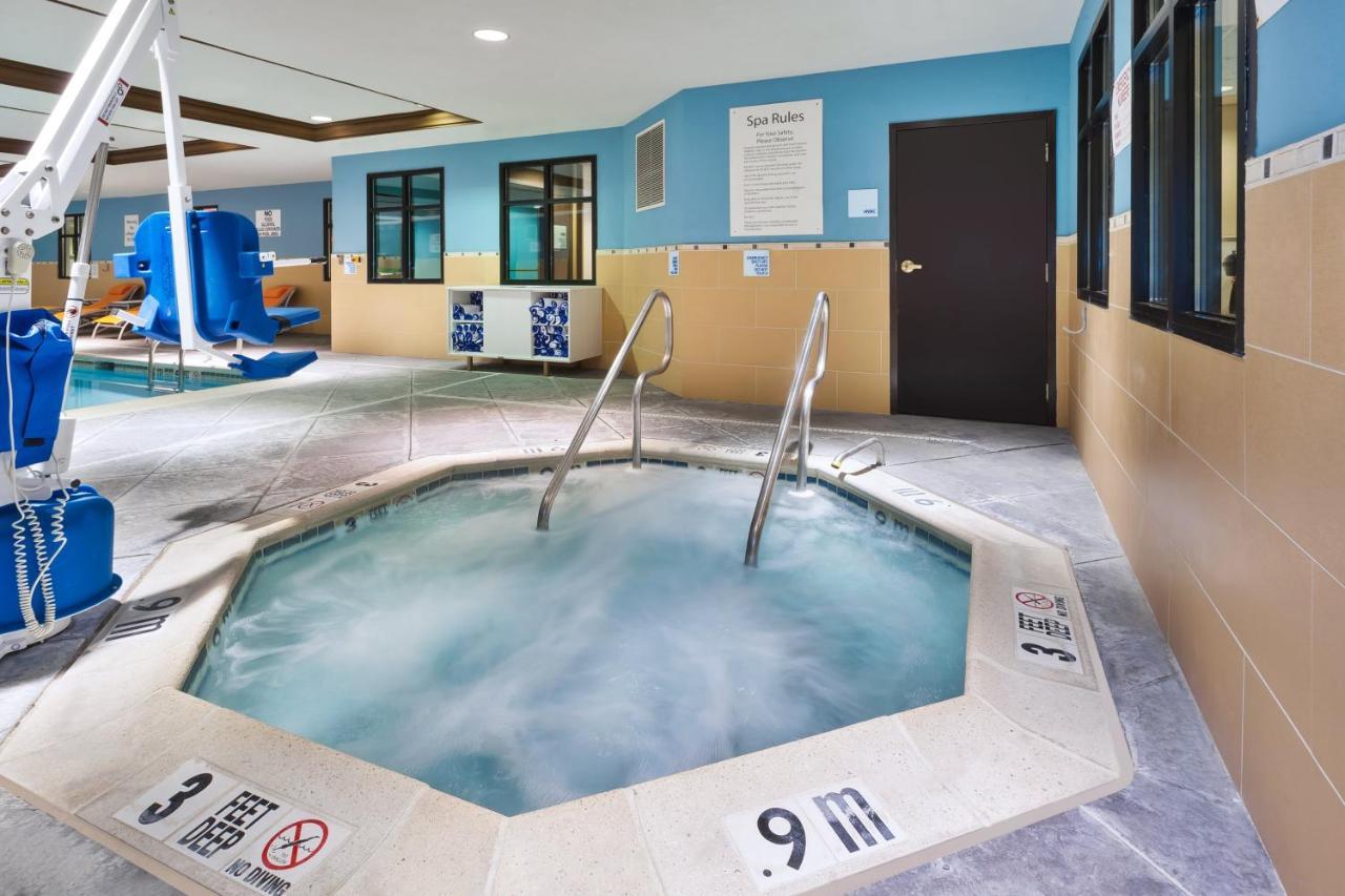 Holiday Inn Express Hotel & Suites Warminster-Horsham By Ihg Екстериор снимка