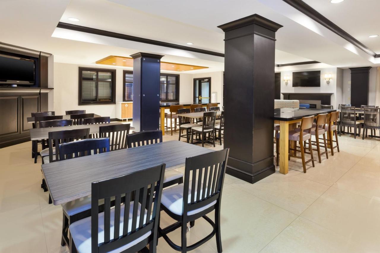 Holiday Inn Express Hotel & Suites Warminster-Horsham By Ihg Екстериор снимка
