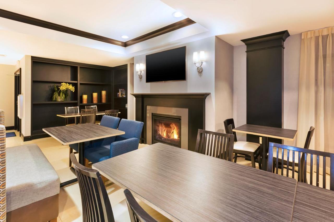 Holiday Inn Express Hotel & Suites Warminster-Horsham By Ihg Екстериор снимка