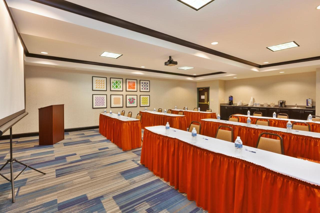 Holiday Inn Express Hotel & Suites Warminster-Horsham By Ihg Екстериор снимка