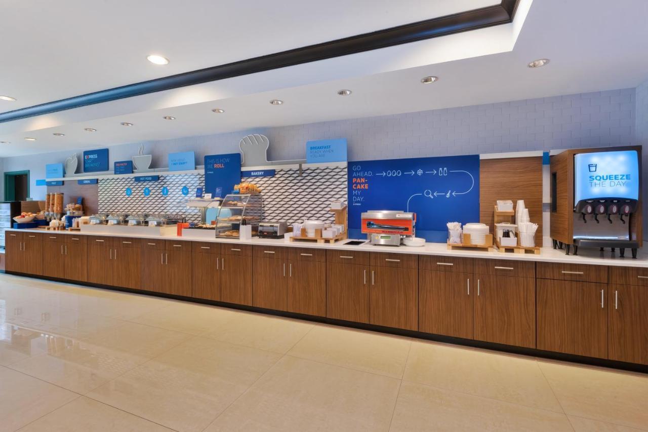 Holiday Inn Express Hotel & Suites Warminster-Horsham By Ihg Екстериор снимка