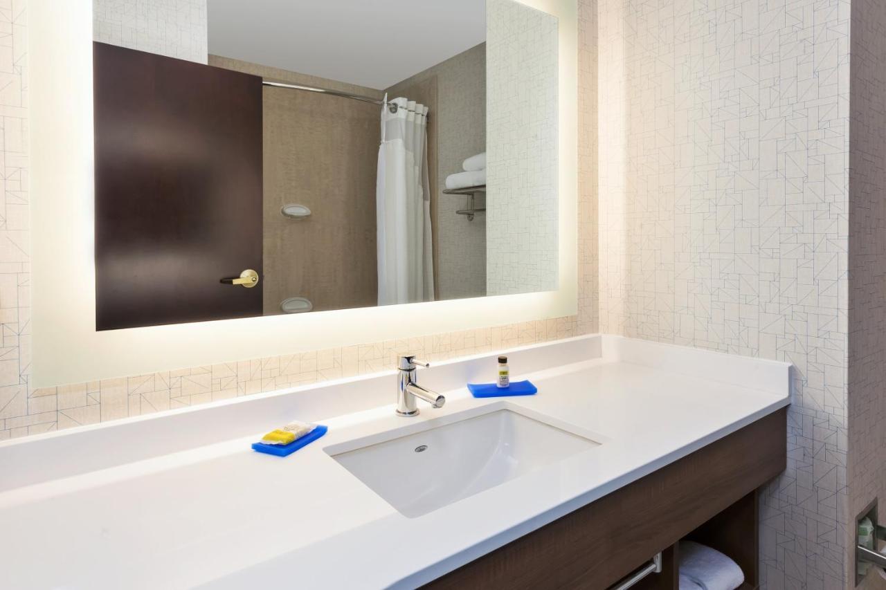 Holiday Inn Express Hotel & Suites Warminster-Horsham By Ihg Екстериор снимка