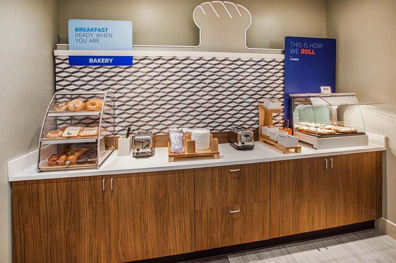 Holiday Inn Express Hotel & Suites Warminster-Horsham By Ihg Екстериор снимка
