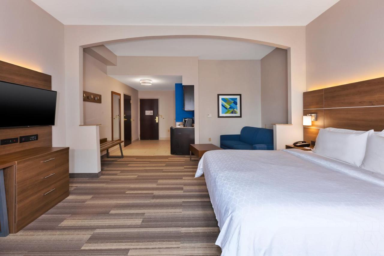 Holiday Inn Express Hotel & Suites Warminster-Horsham By Ihg Екстериор снимка