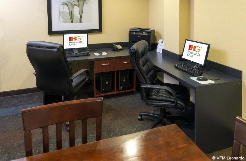 Holiday Inn Express Hotel & Suites Warminster-Horsham By Ihg Екстериор снимка