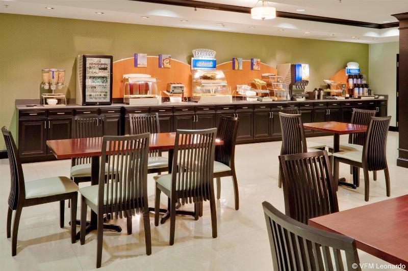 Holiday Inn Express Hotel & Suites Warminster-Horsham By Ihg Екстериор снимка