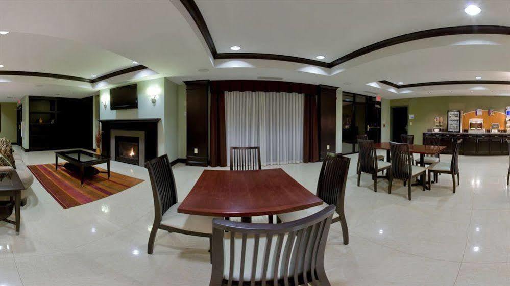Holiday Inn Express Hotel & Suites Warminster-Horsham By Ihg Екстериор снимка