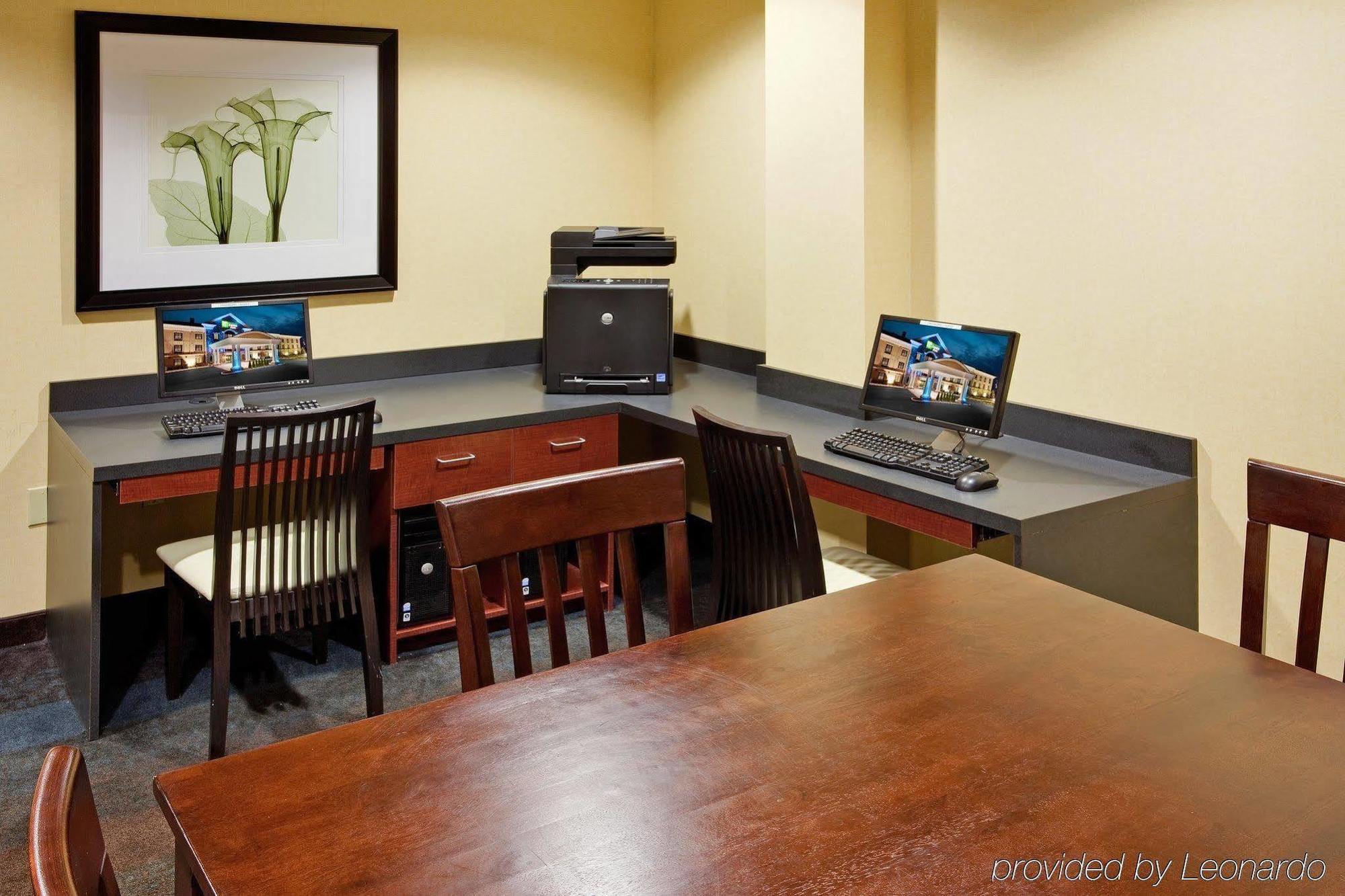 Holiday Inn Express Hotel & Suites Warminster-Horsham By Ihg Екстериор снимка