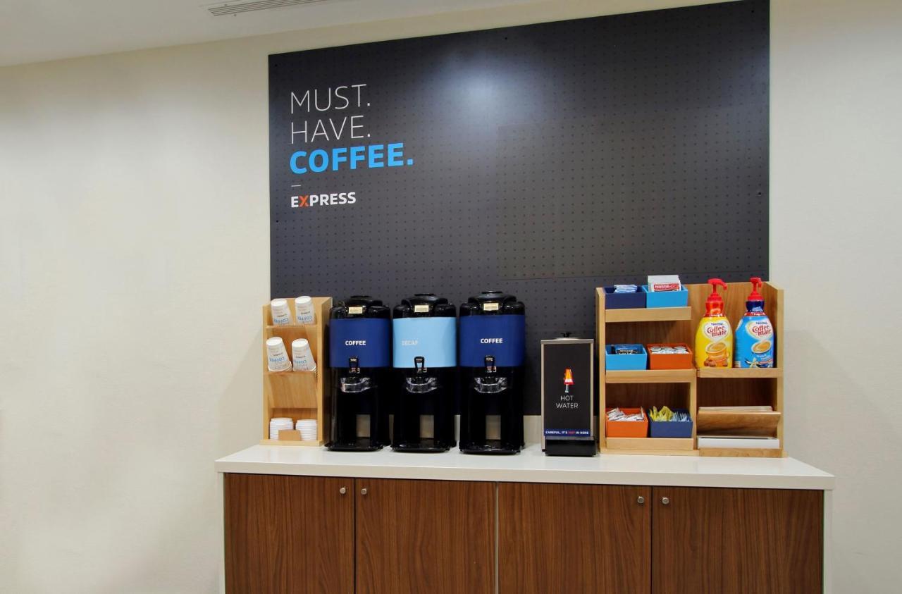 Holiday Inn Express Hotel & Suites Warminster-Horsham By Ihg Екстериор снимка